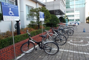 자전거 주차장이 된 장애인 전용 주차구역