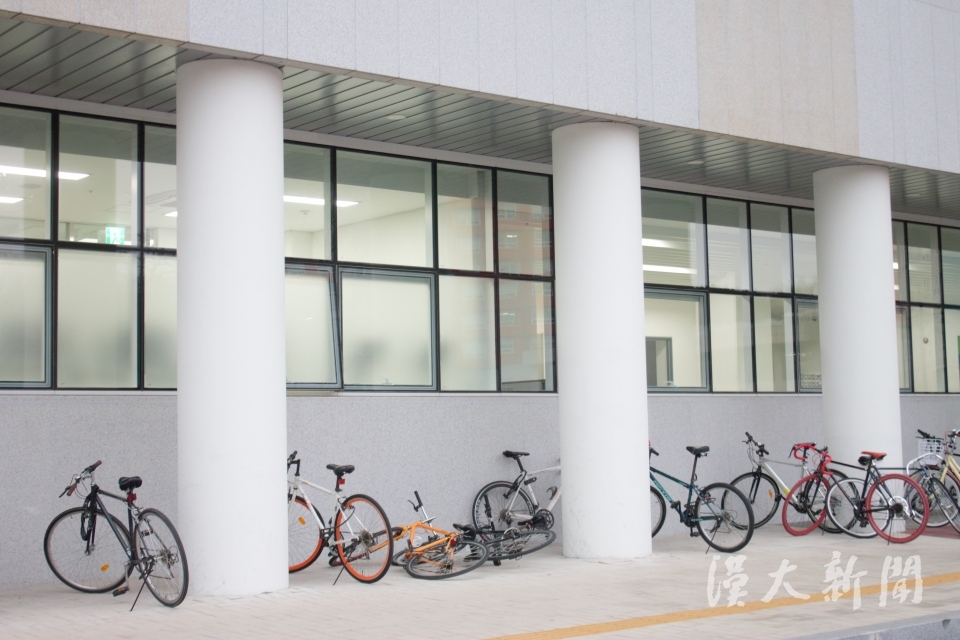 ERICA캠퍼스 행복관 앞에 아무렇게나 놓여있는 자전거들의 모습이다. 바람이 심하게 불면 한꺼번에 쓰러져 행인들의 통행에 불편을 주기도 한다.