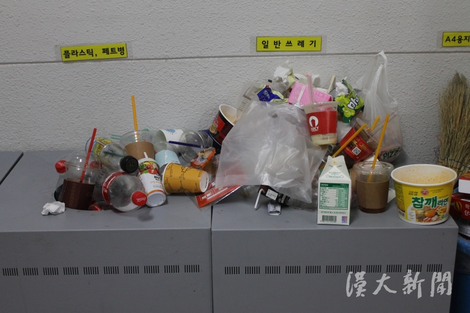 국문대 1층 쓰레기통에 넘쳐있는 컵들의 모습이다. ‘컵 무덤’은 분리수거 문제로 이어지기도 한다.