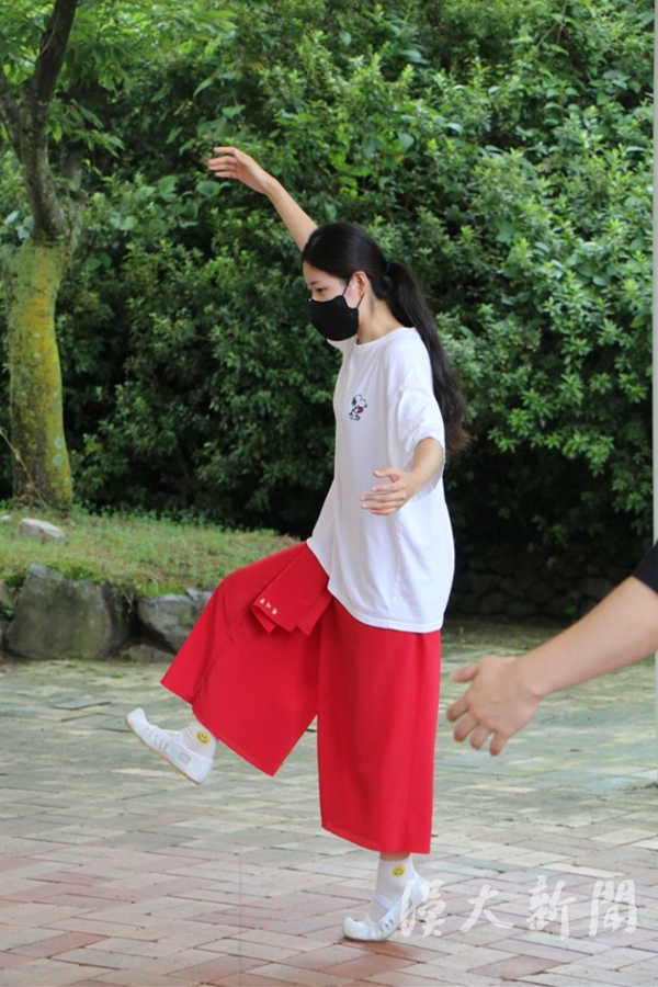 ▲ 탈춤 연습을 하고 있는 '탈' 회장의 모습이다.