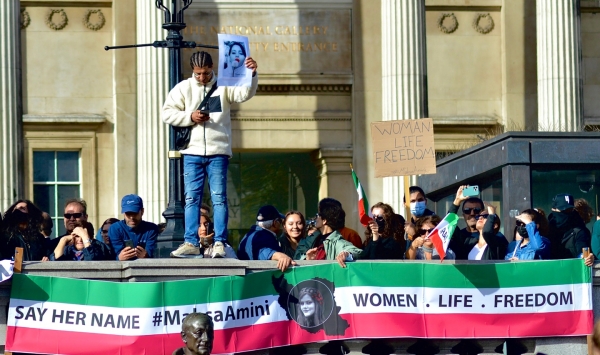 ▲ 이란 히잡 시위 참가자들이 국립 갤러리 앞에서 시위 중이다.