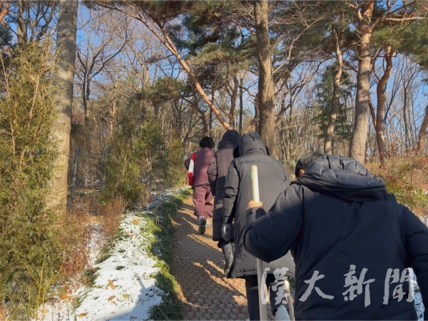 ▲프로그램 참여자들이 함께 숲을 산책하고 있는 모습이다.