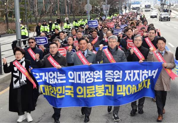 ▲ 지난 25일 서울 용산구에서 의사 대표자들이 가두 시위에 참여하고 있는 모습이다.